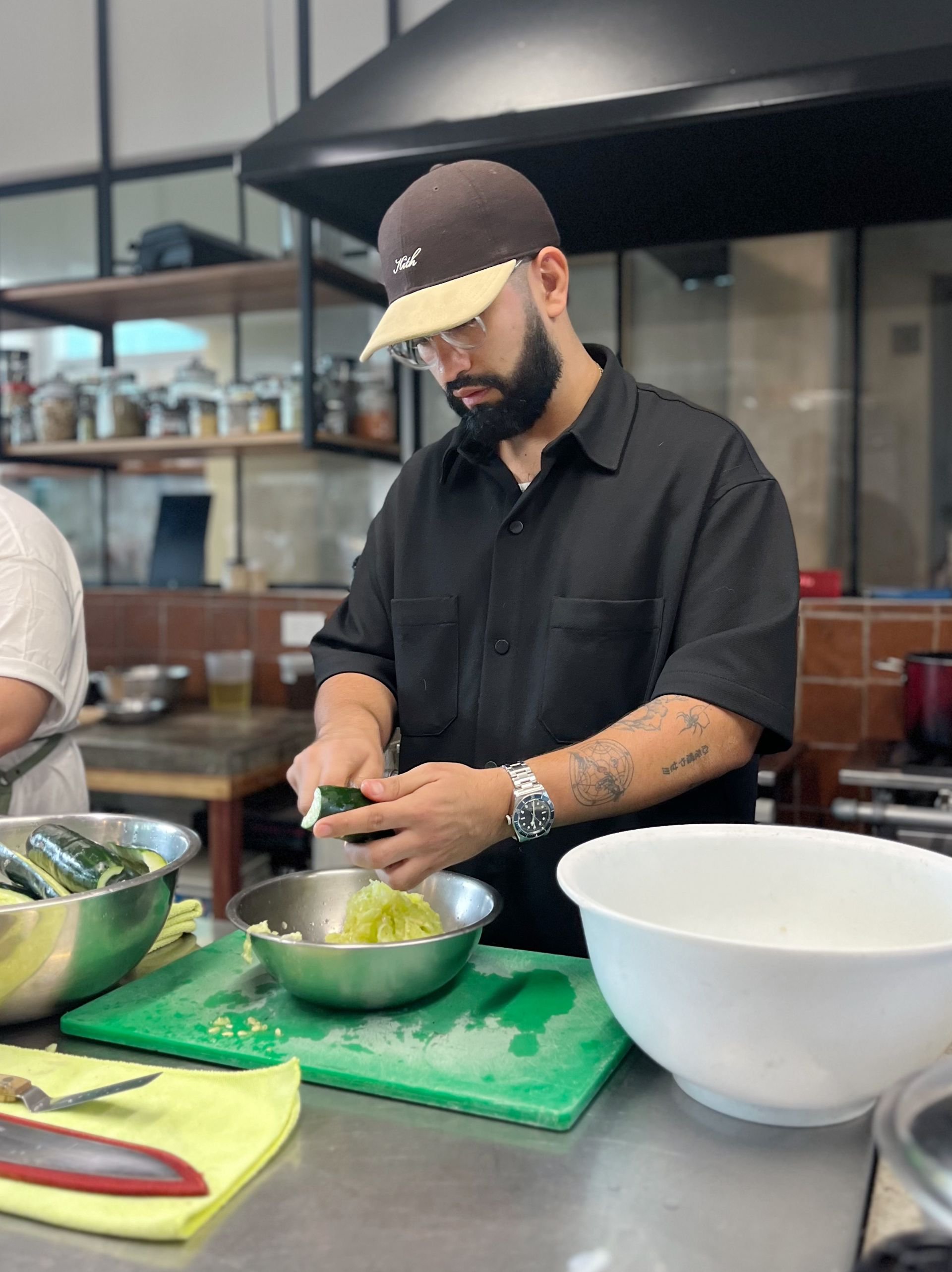 Roberto Alas durante la preparación de su ensalada de pepino, manzana, chilli crunch y ponzu