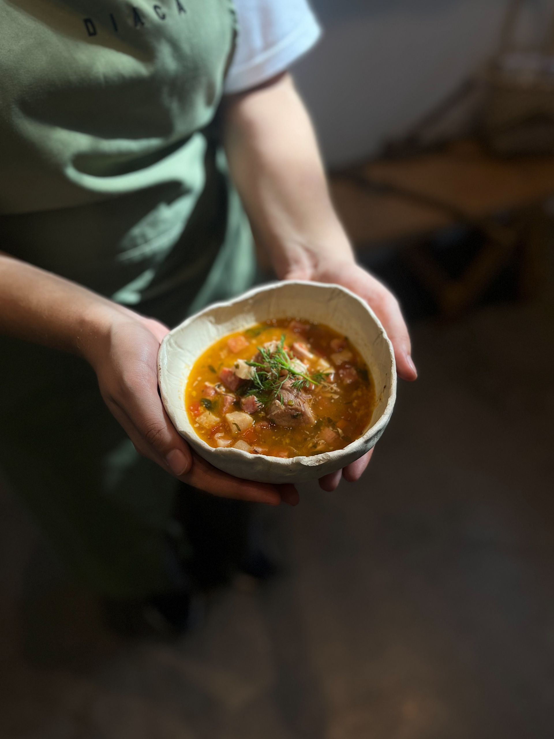 Estofado de carne de cerdo y vegetales locales por la chef Janaina Torres