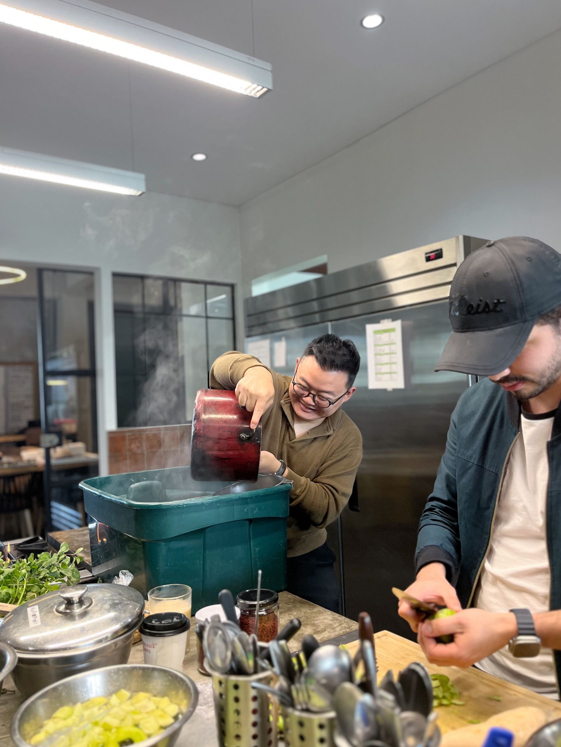 Jiwon Park y Sebastián Calles en la cocina de Diacá