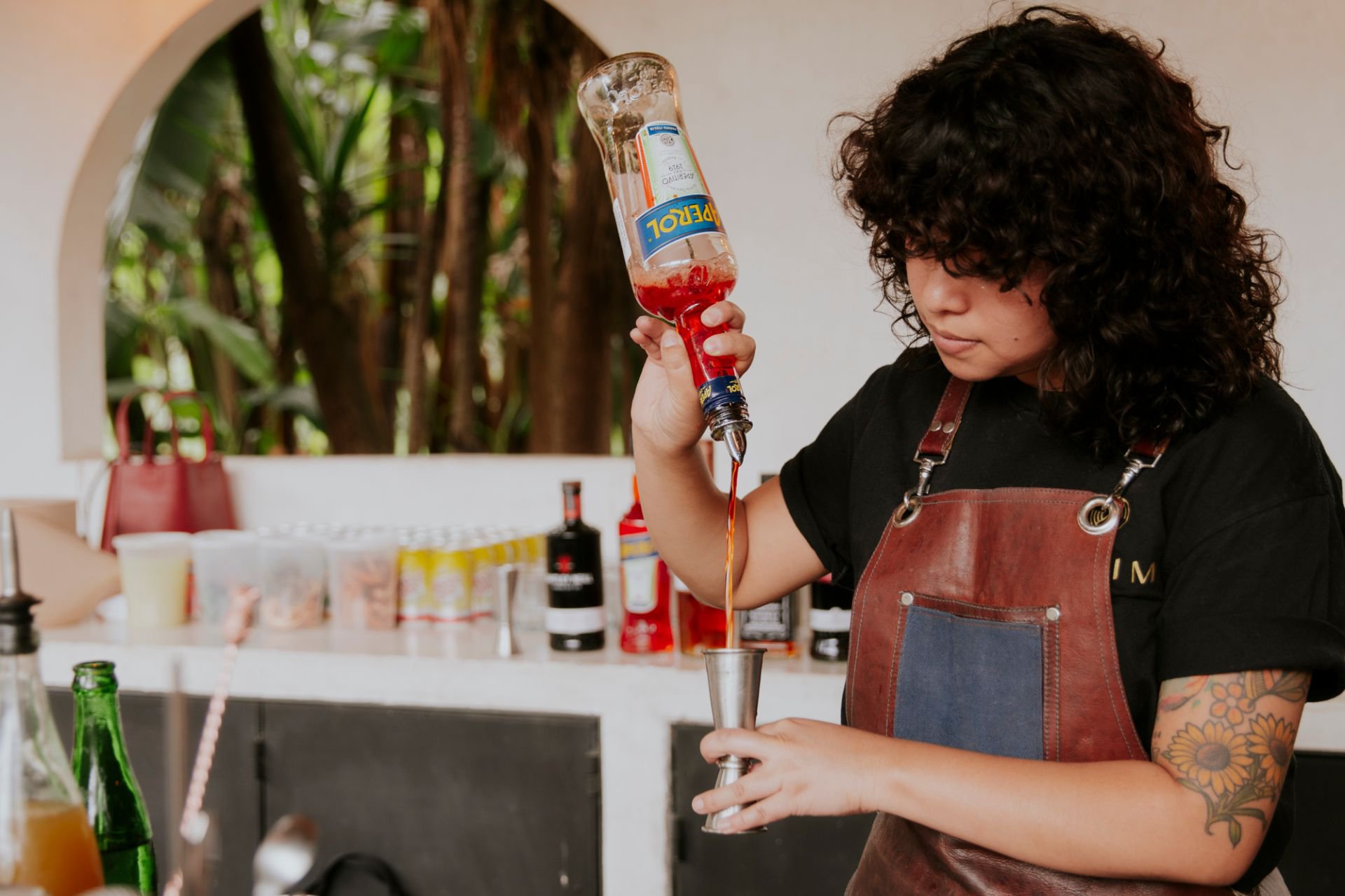 Bartender Melanie Castillo de Cocktail Lobby en la barra de Mujeres de Fuego