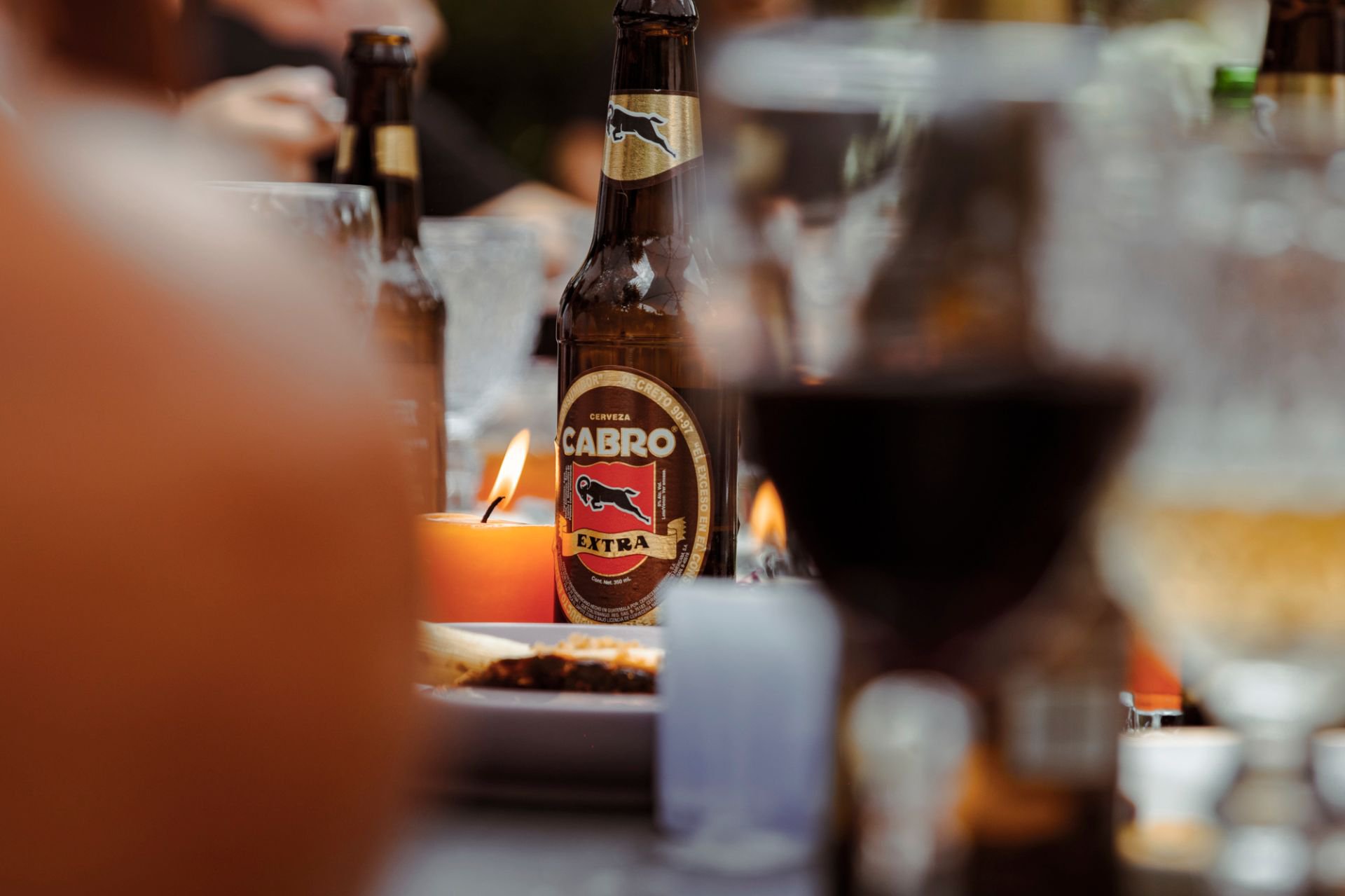 Cerveza Cabro, una cerveza de culto, presente en Mujeres al Fuego