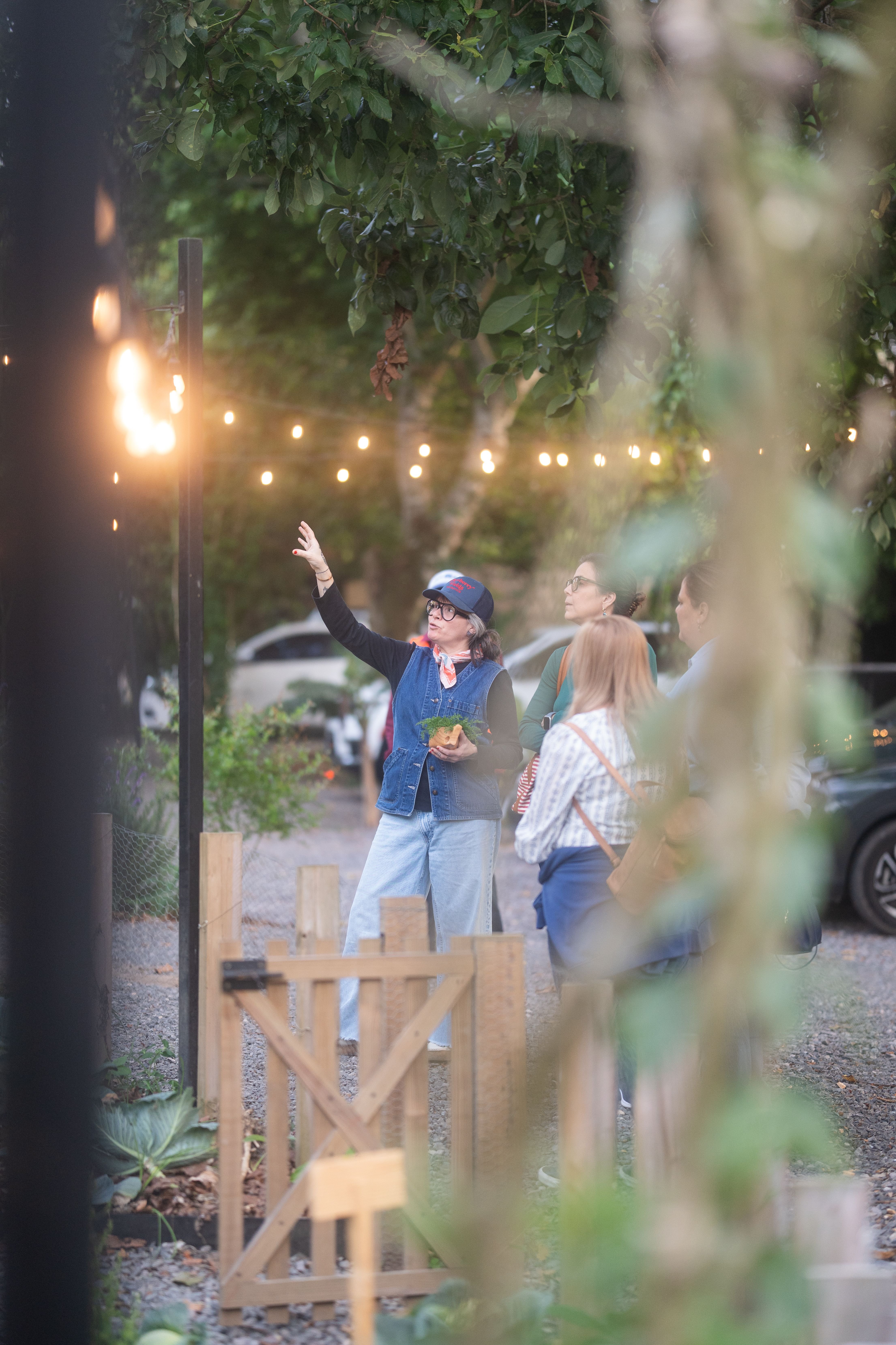 Adriana Serpas, sous chef de Finca Sylvestris, durante el recorrido