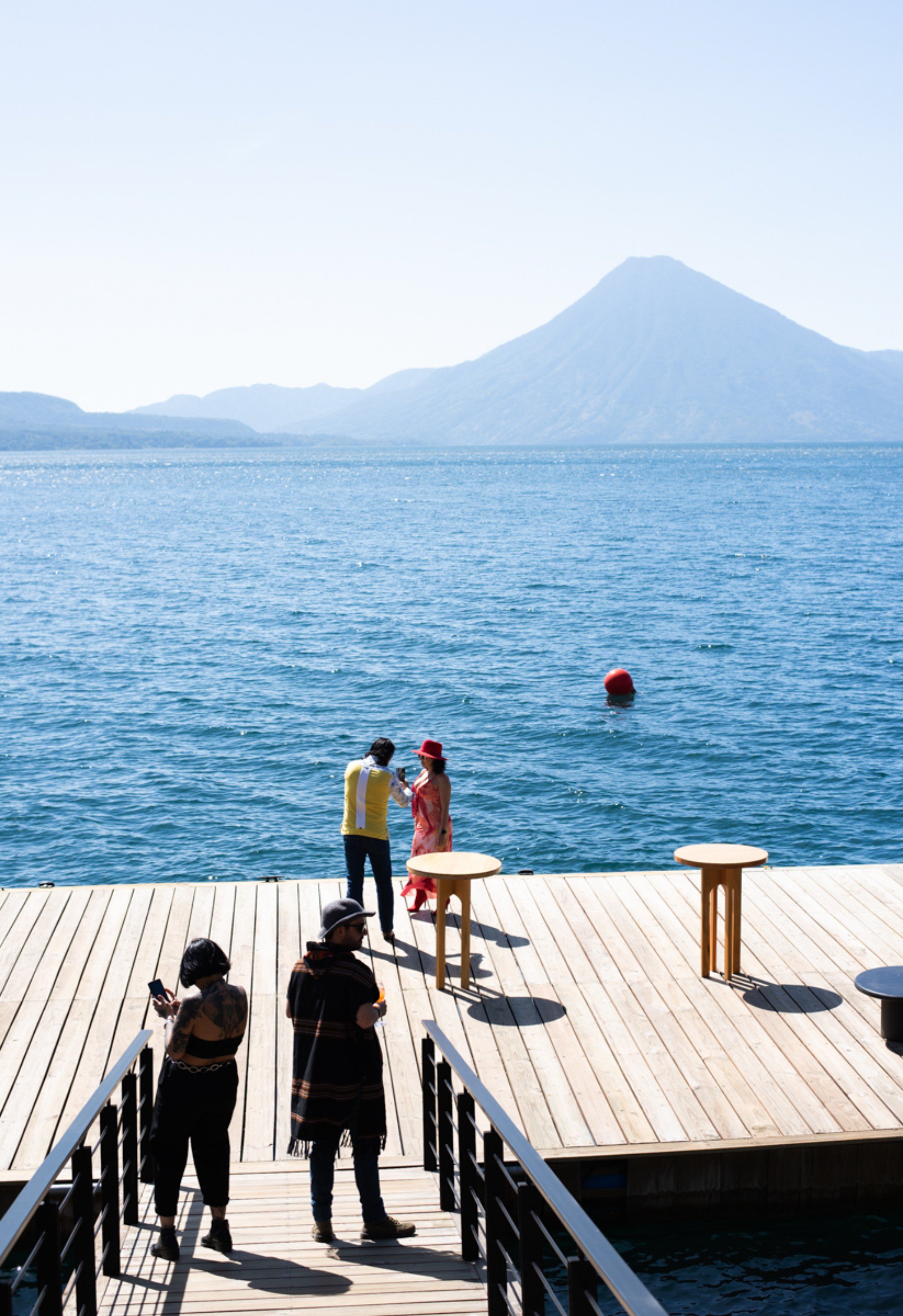 Comensales en muelle de Kinnik en el Lago de Atitlán, Santa Catarina Palopó, Sololá