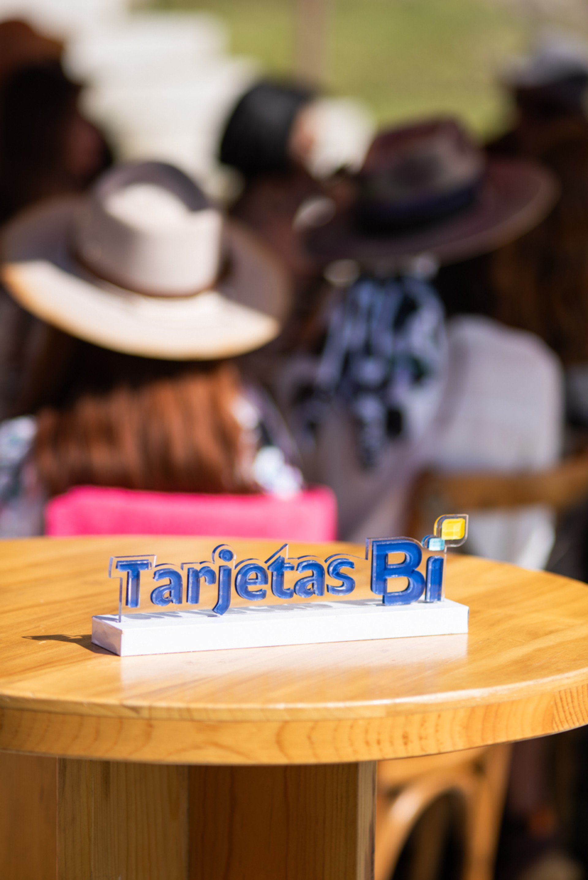 Tarjeta Bi de Banco Industrial, patrocinador de los eventos gastronómicos de Ceniza y Fuego