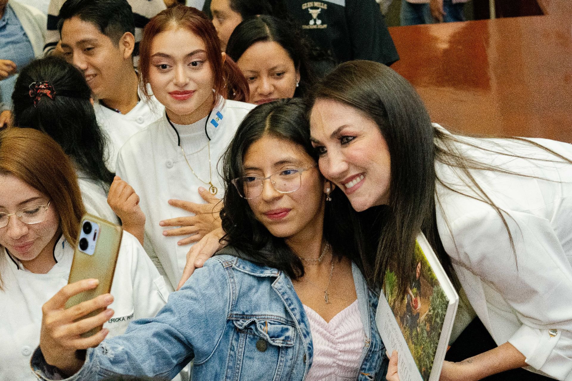 Estudiantes y chef Mirciny Moliviatis