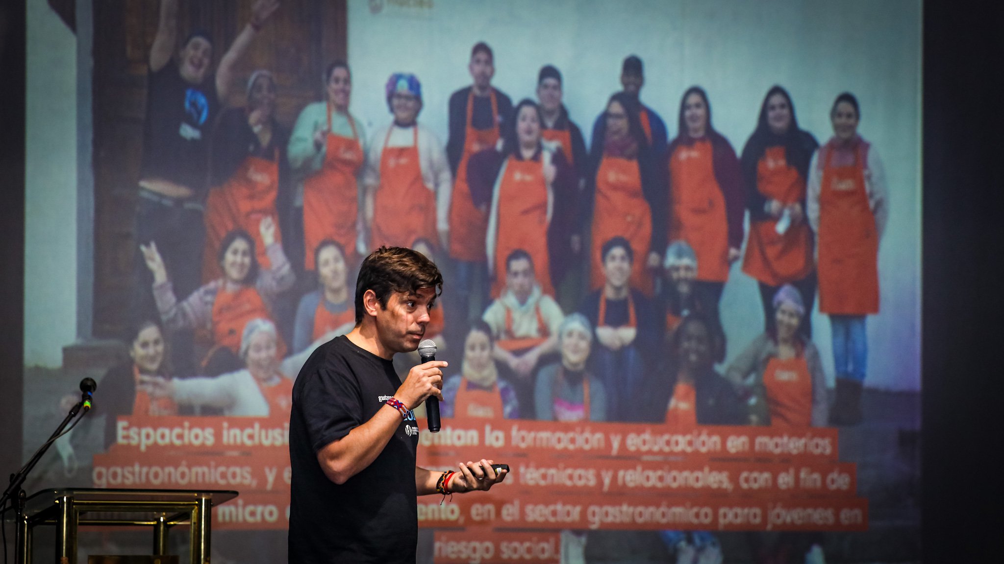 Charla Magistral "Cambiemos el Mundo Comiendo" de Rafael Rincón en El Salvador
