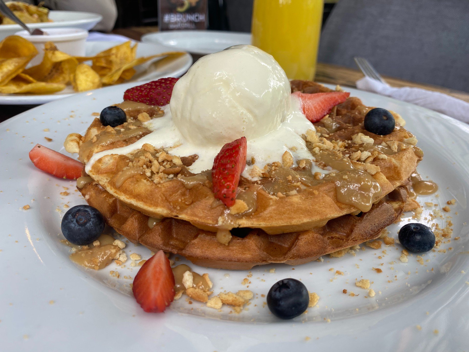 Waffles rellenos de salsa de cajeta de café