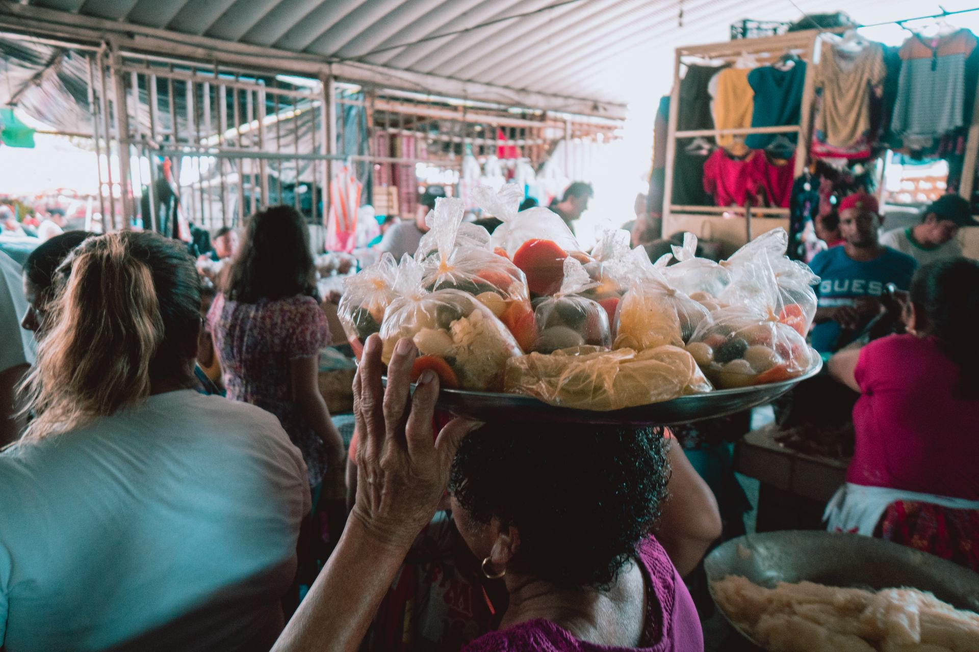 Al recorrer el mercado central de Chiquimula puedo experimentar la realidad palpable que representa la comida callejera convertida en una opción imprescindible de alimento.