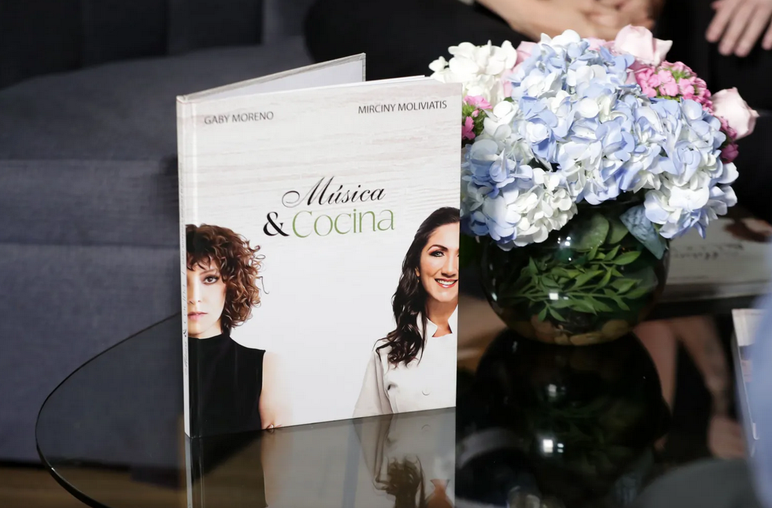 Libro Música y Cocina por las guatemaltecas Mirciny Moliviatis y Gaby Moreno