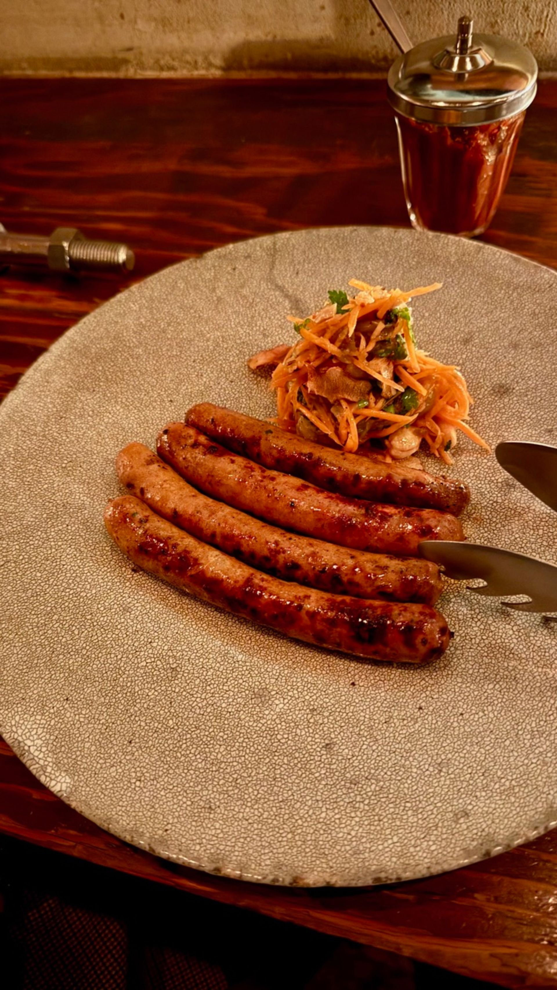 Salchichas Merguez a la parrilla acompañadas de salsa Harissa de la casa de Pignon