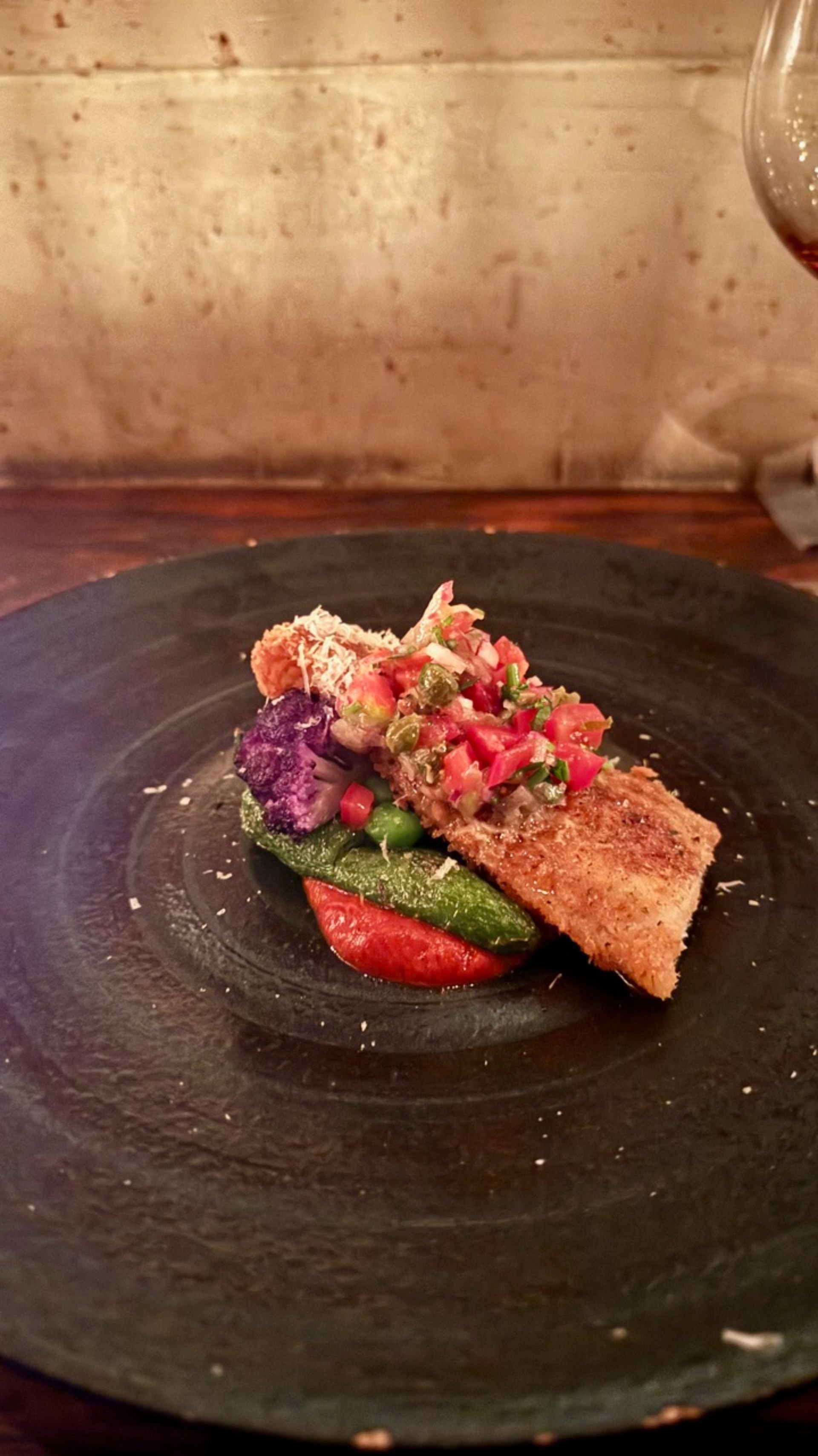 Pescado frito con puré de tomates ahumados, chiles y pico de gallo con arvejas de Pignon