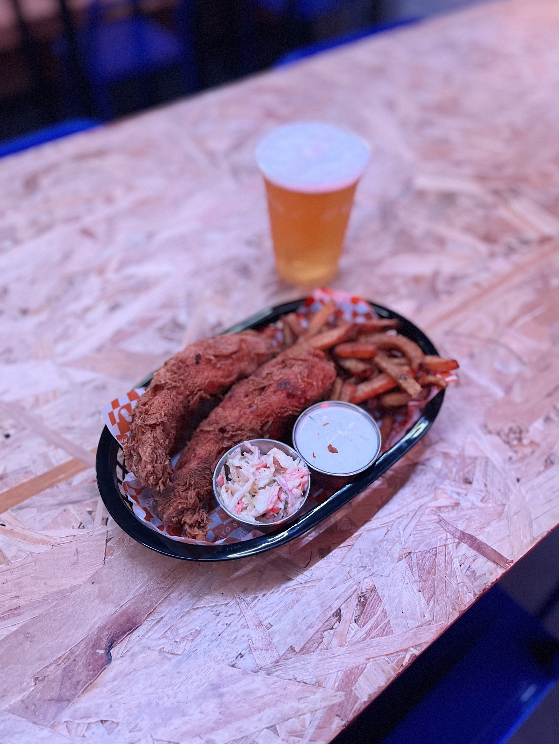 Strips de pollo, papas y coleslaw de Frito