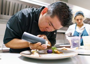 Receta-Chef-Sergio-Diaz-Sublime-San-Roman-Lenguado-pure-de-camote-morado-salsa-de-queso-de-cabra-8.jpg