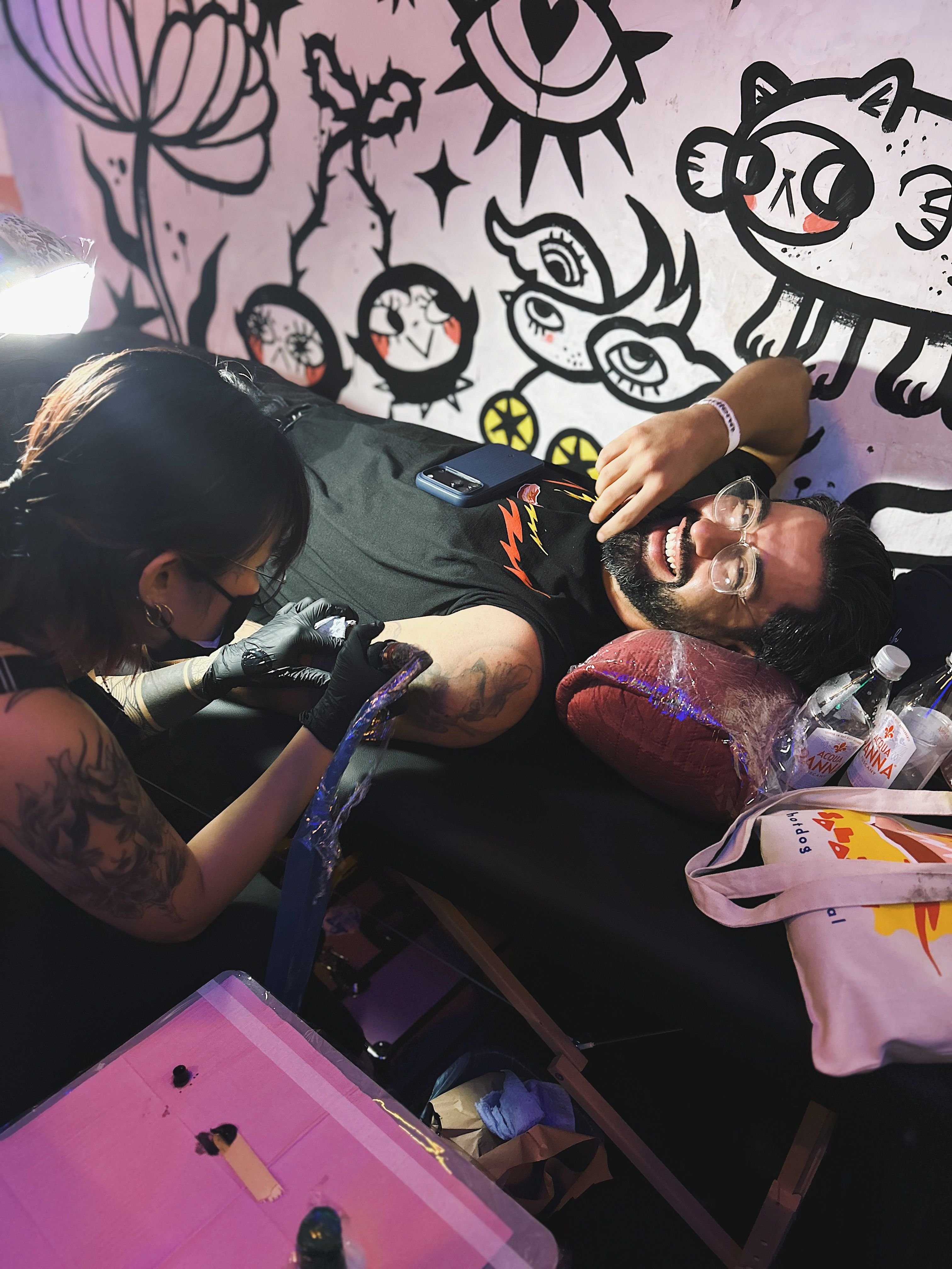 Roberto Alas, de Kwa en San Salvador, en los flash tattoo