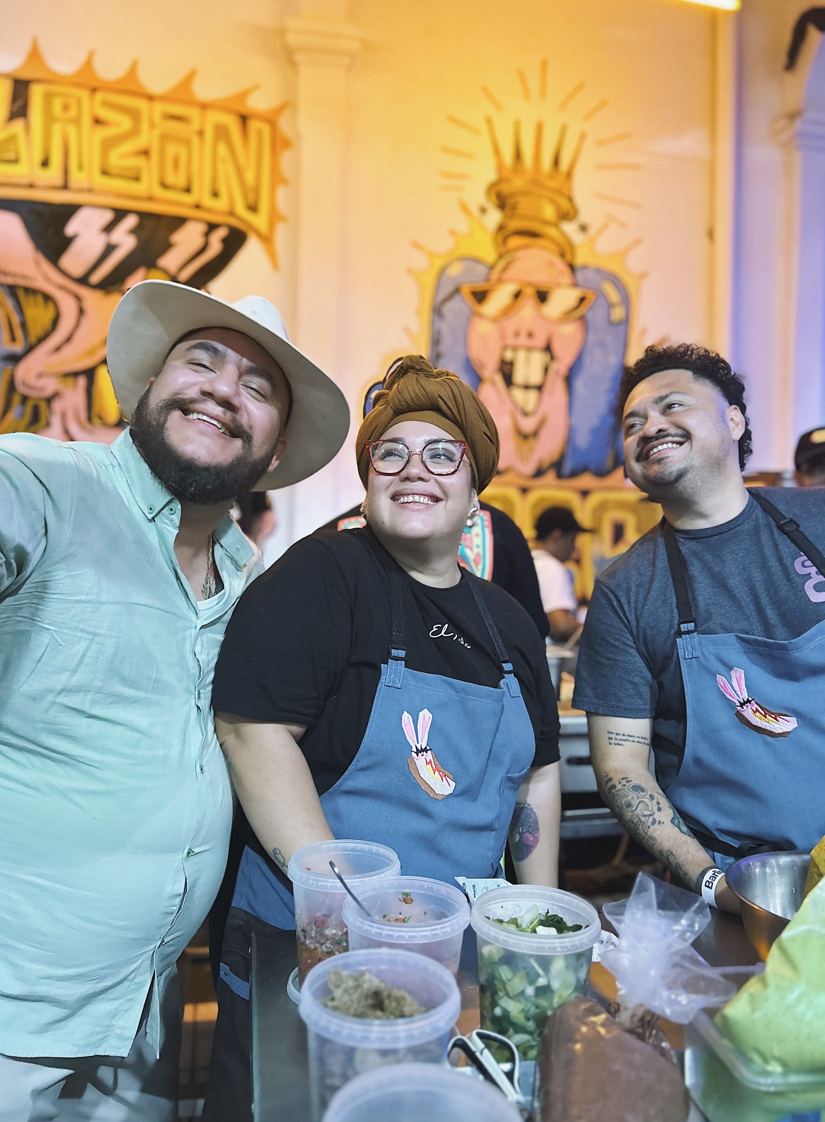 El chef panameño Javier Chávez y los chefs salvadoreños Gracia María Navarro y Alexander Herrera
