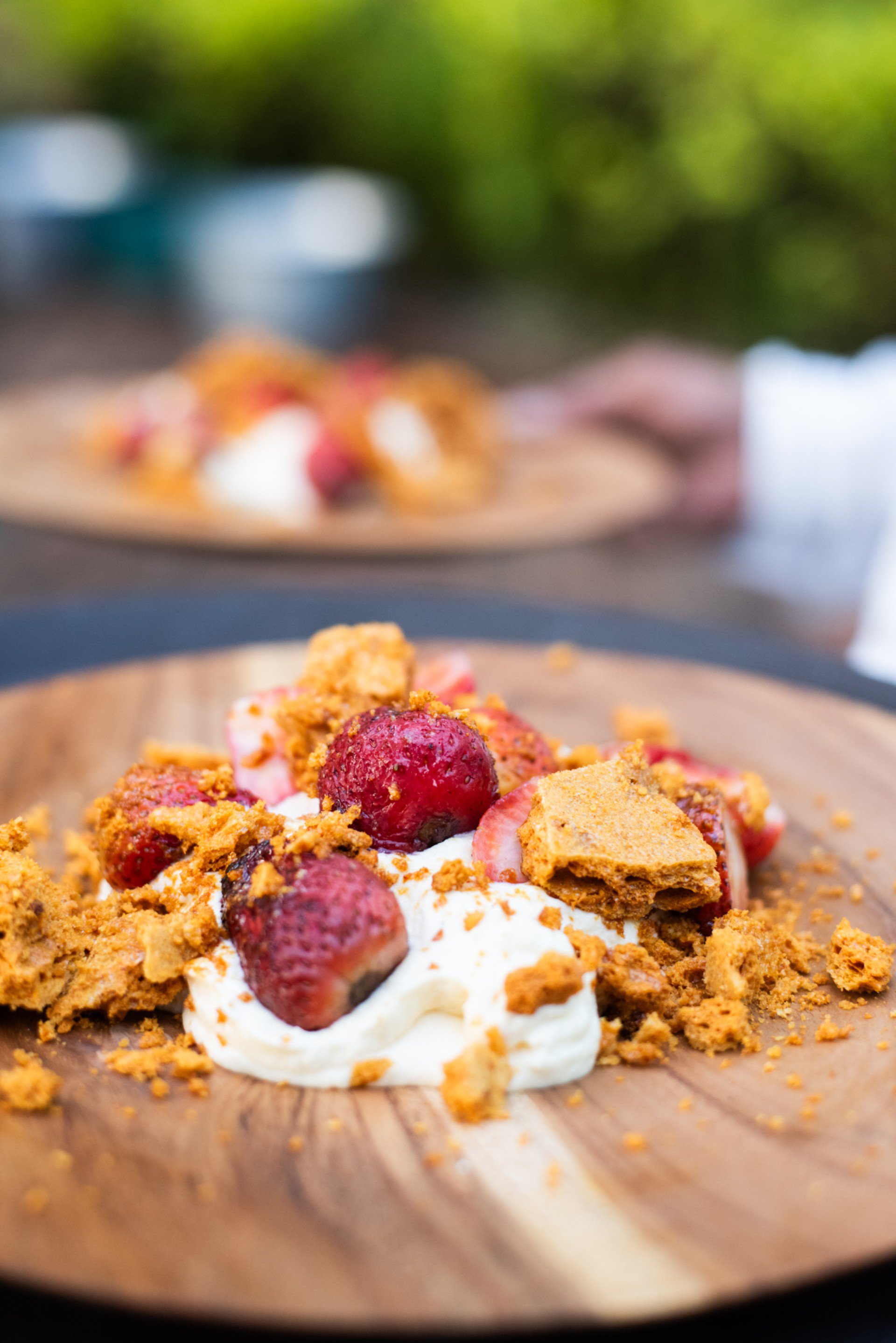 Fresas con crema ahumada y caramelo quebradizo