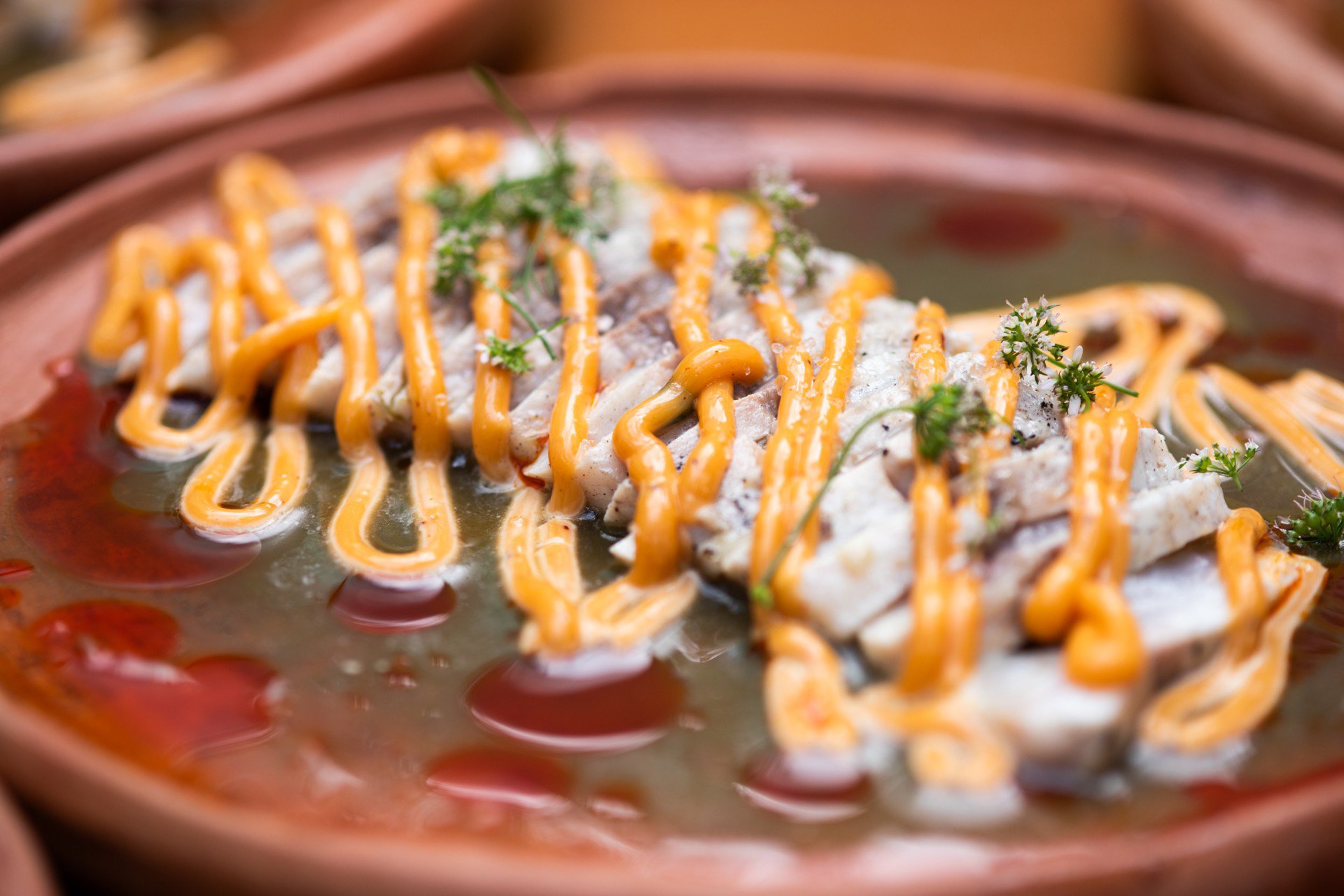 Crudo de guaju a la brasa con vinagreta de guaque y chipilín por el chef Pablo Díaz