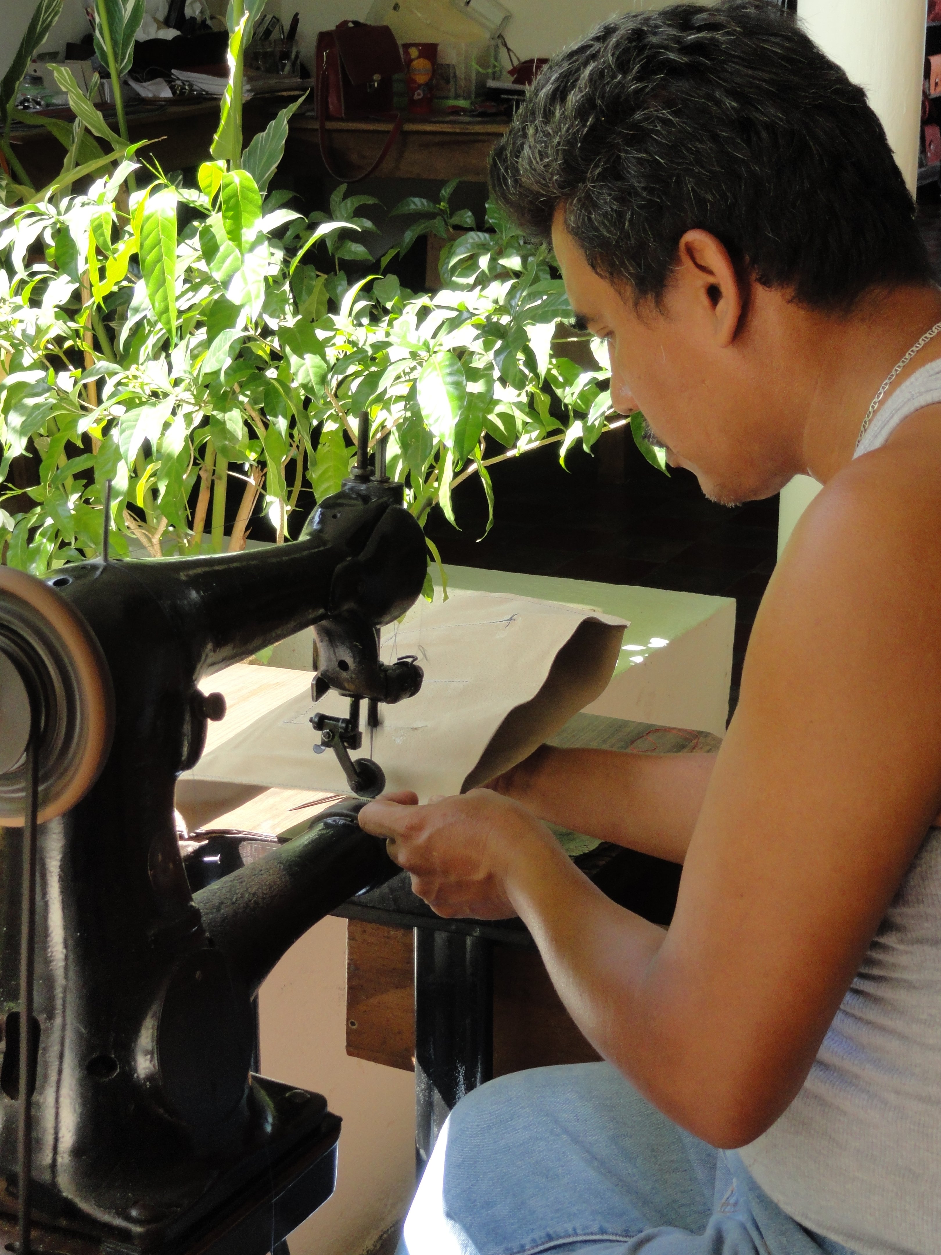 Diseñadores locales manufacturan los productos artesanales de Soy Nica