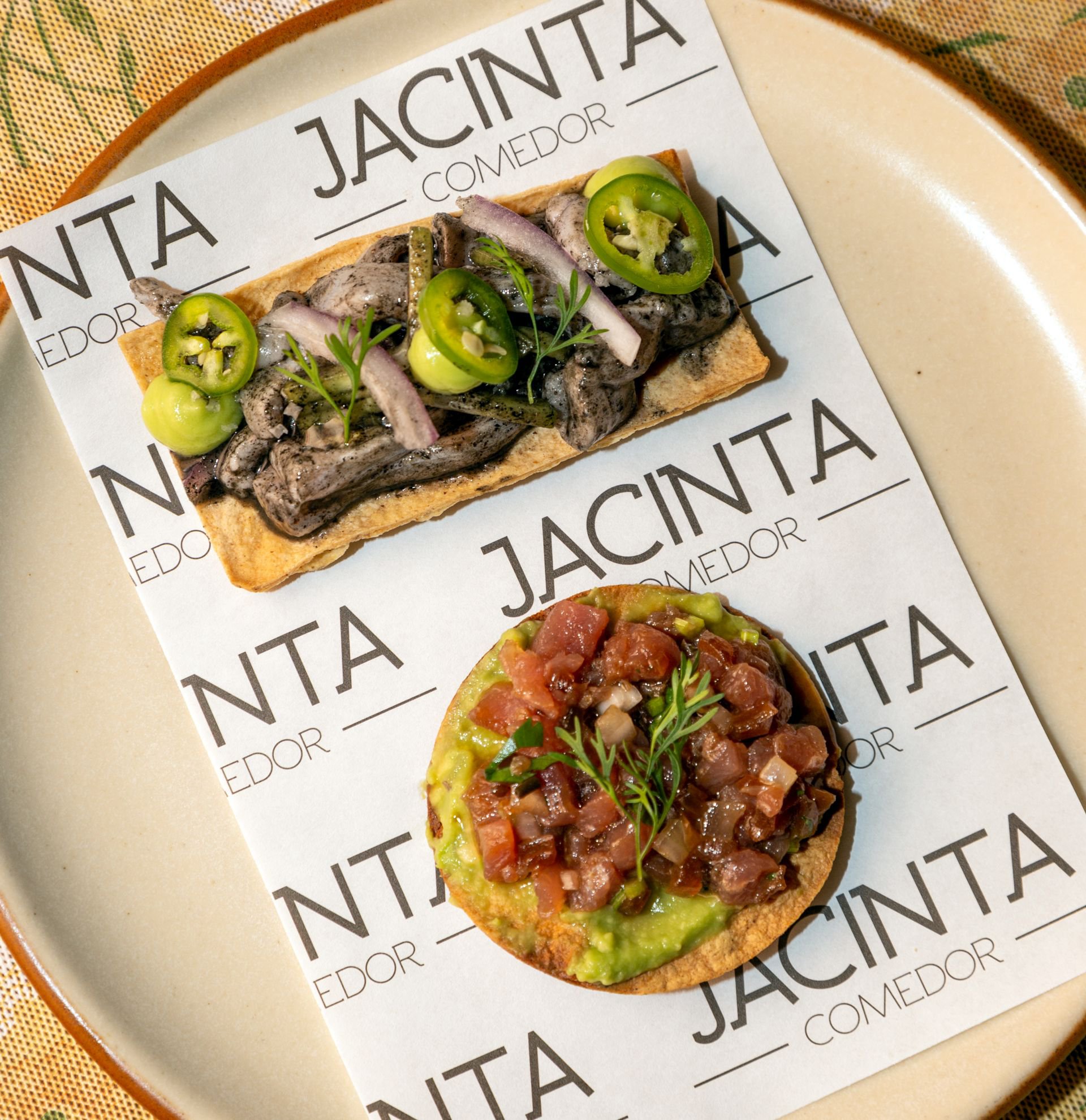 Tostada de atún y tostada de ceviche negro