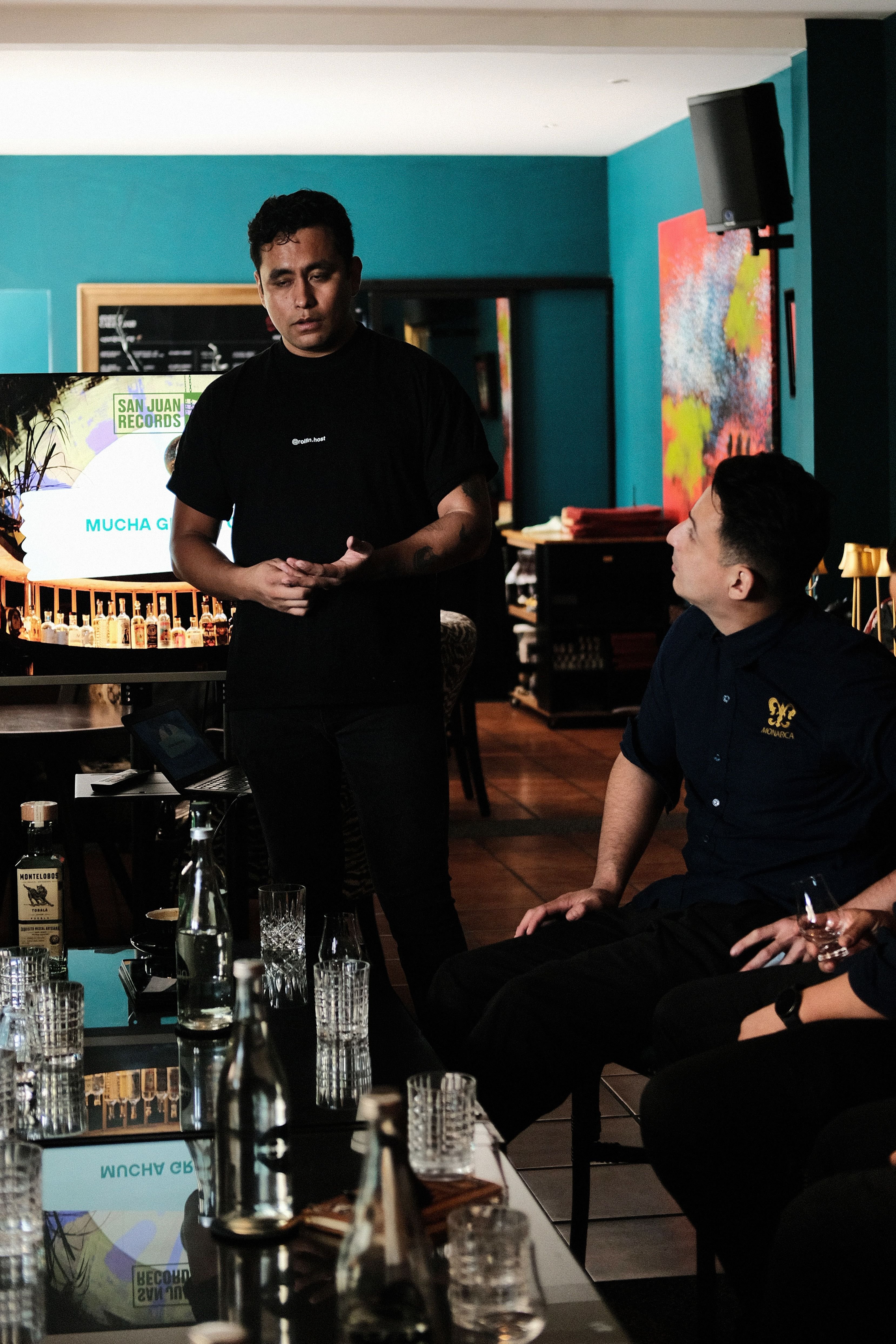 Jorge Urbano en masterclass en Bar Monarca en San Salvador / Imagen cortesía de Andrés Viana