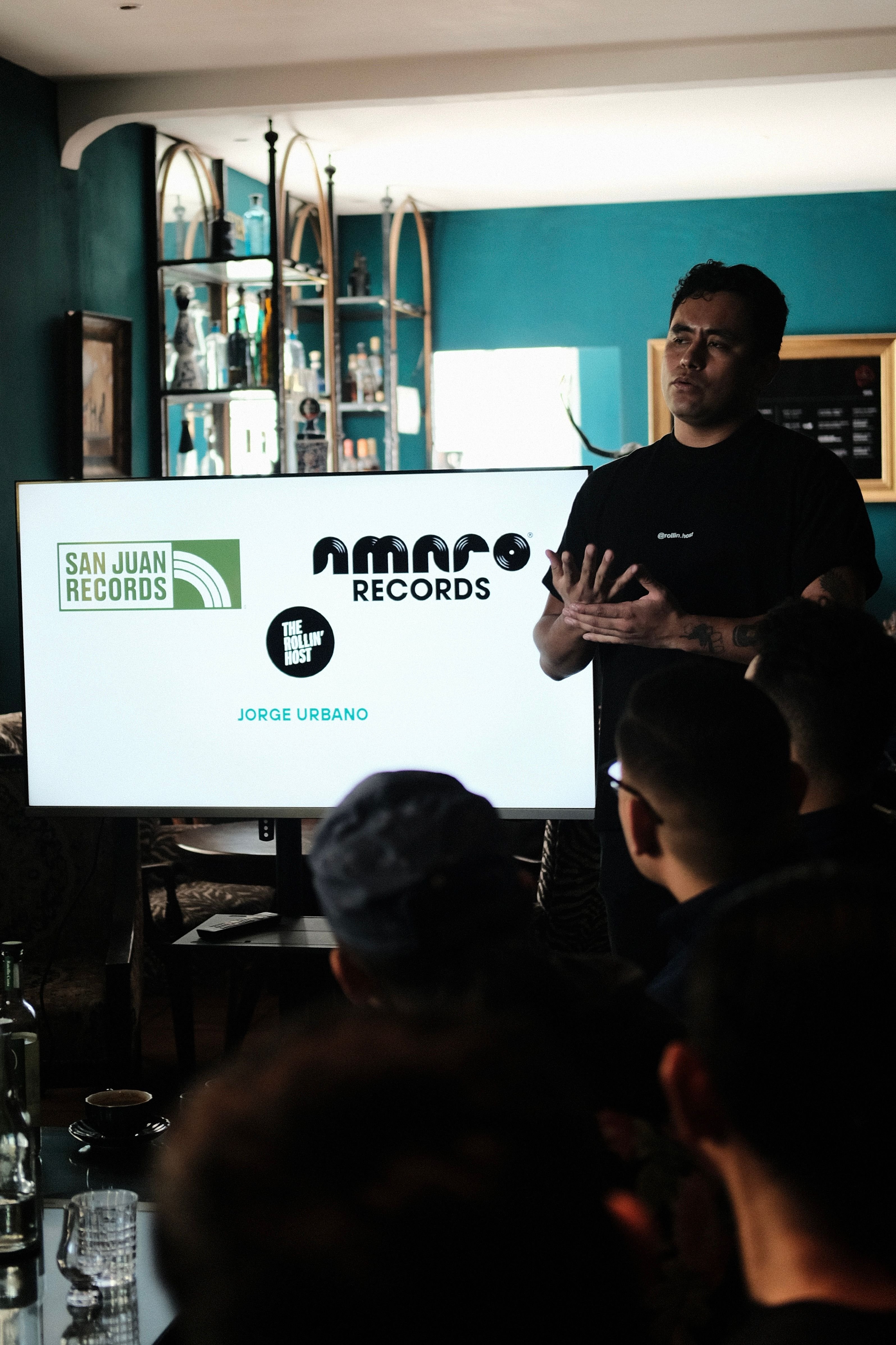 Jorge Urbano de San Juan Records en Guadalajara, Jalisco, México en masterclass en Bar Monarca en San Salvador / Imagen cortesía de Andrés Viana