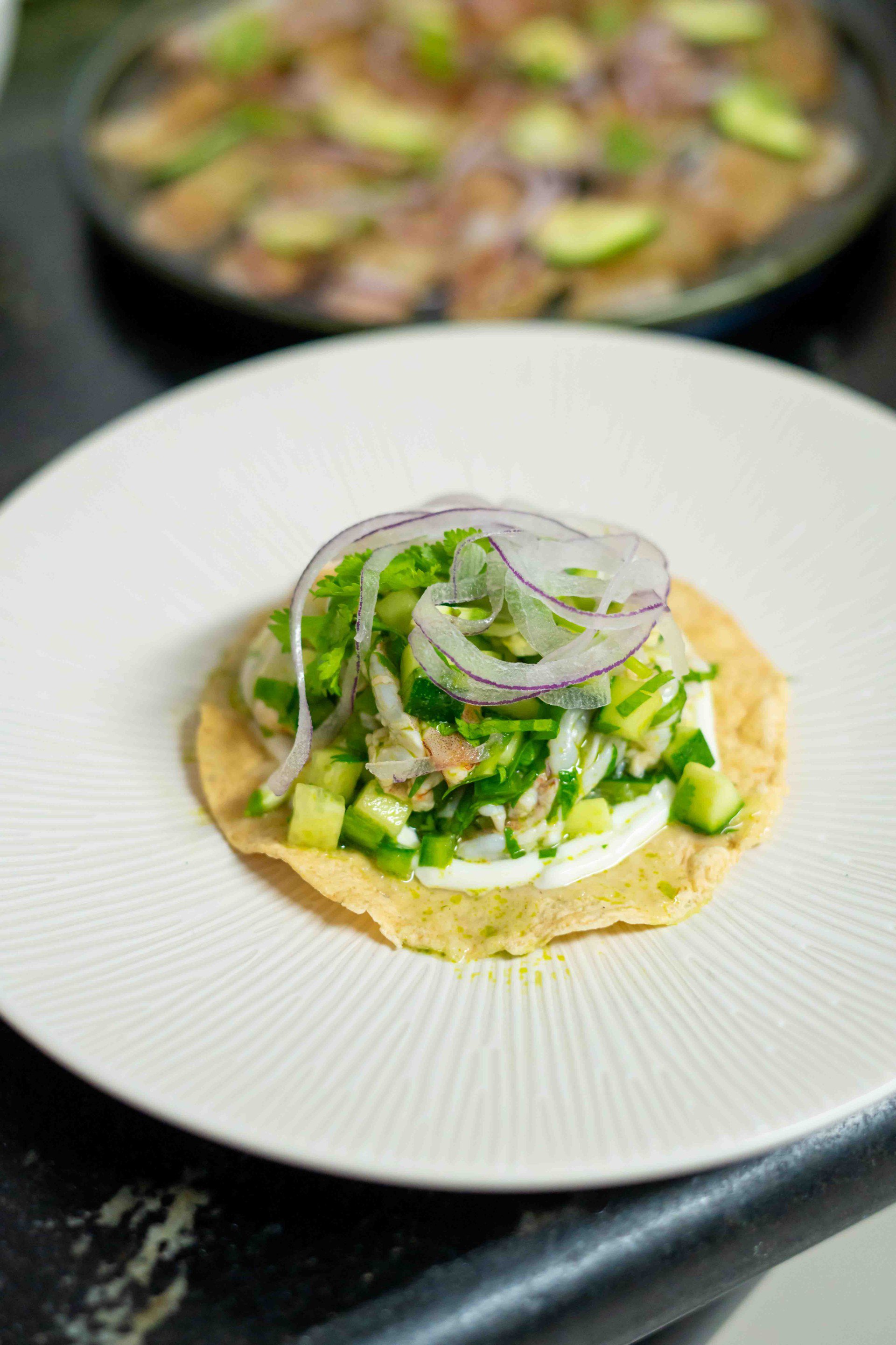 Tostada de Aguachile y Camarones Frescos por el chef Pablo Díaz en Mercado Nómada