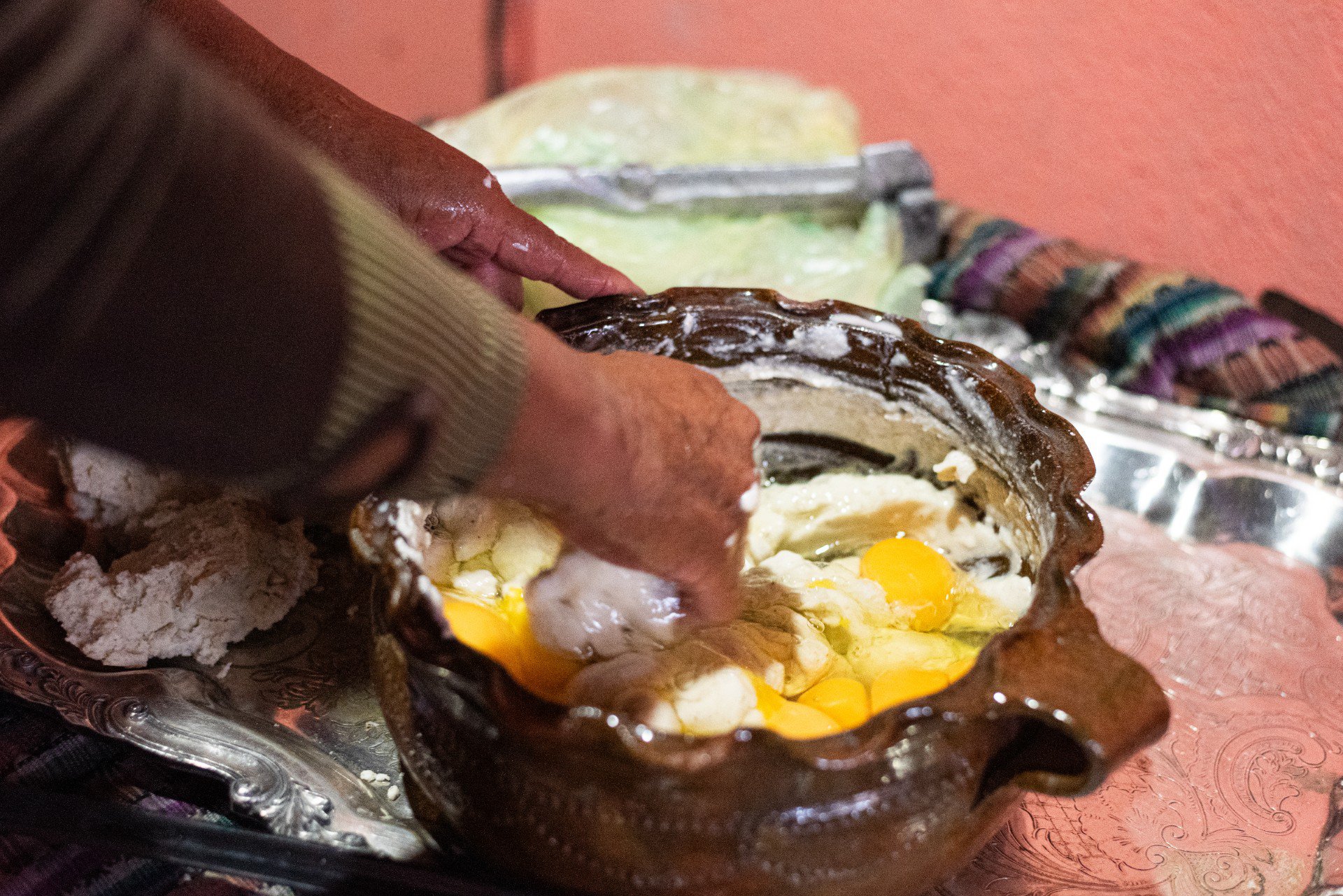 Ana María haciendo una mezcla con masa de maíz y varios huevos