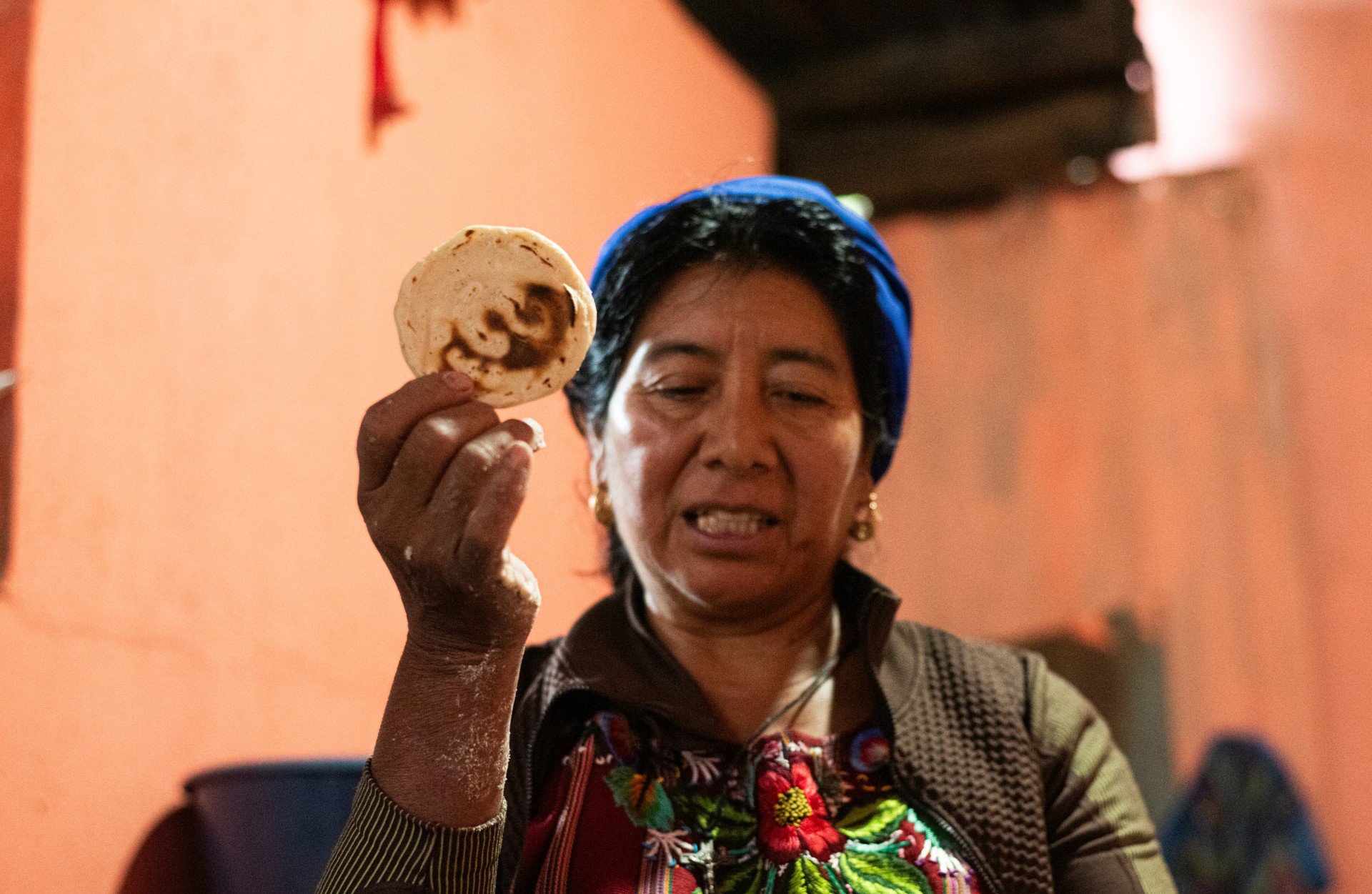 Ana María Socoreque haciendo tortillas