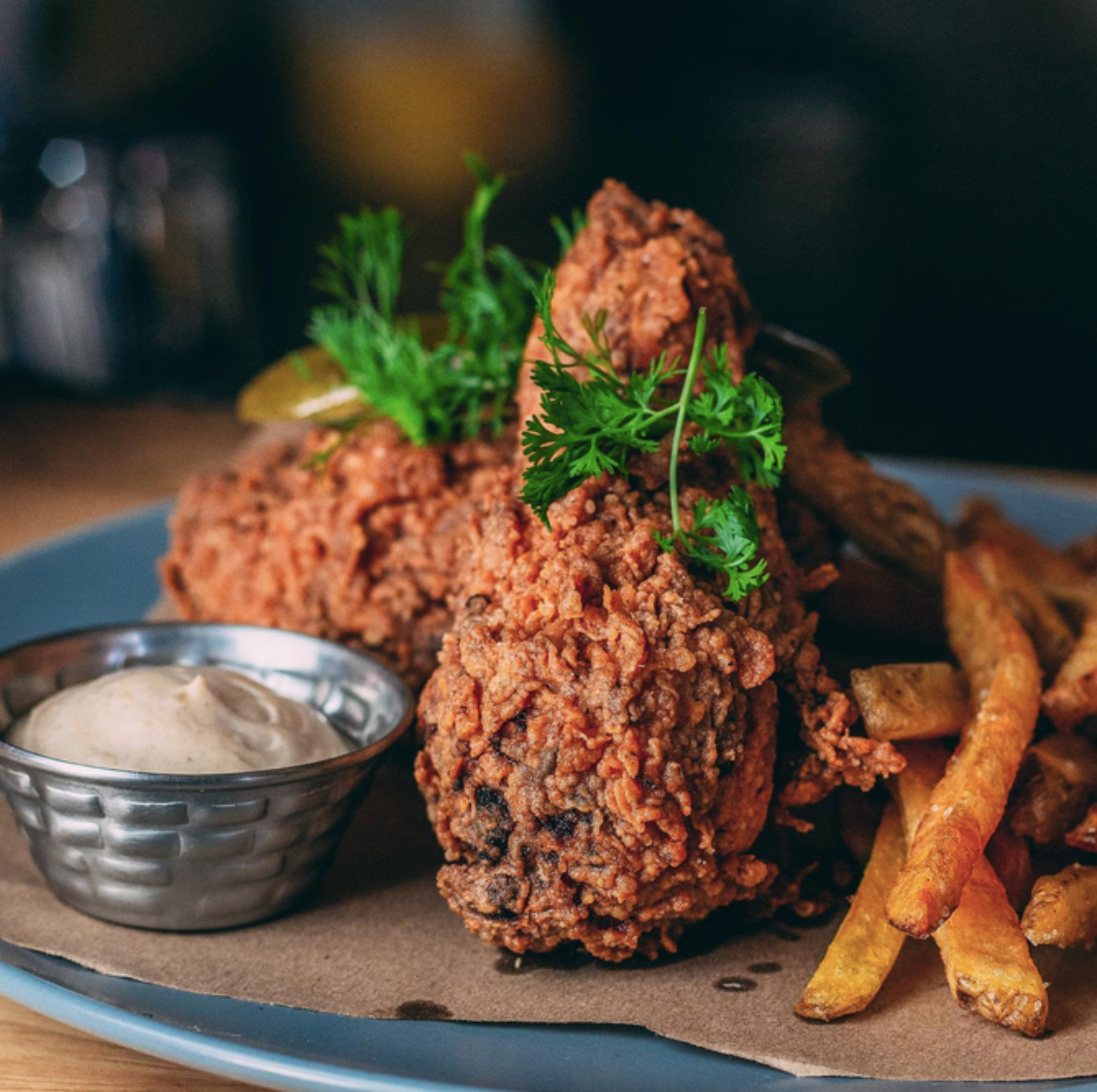 Pollo Frito y Mayo Cremosa de Ajo Negro de Barriga Llena