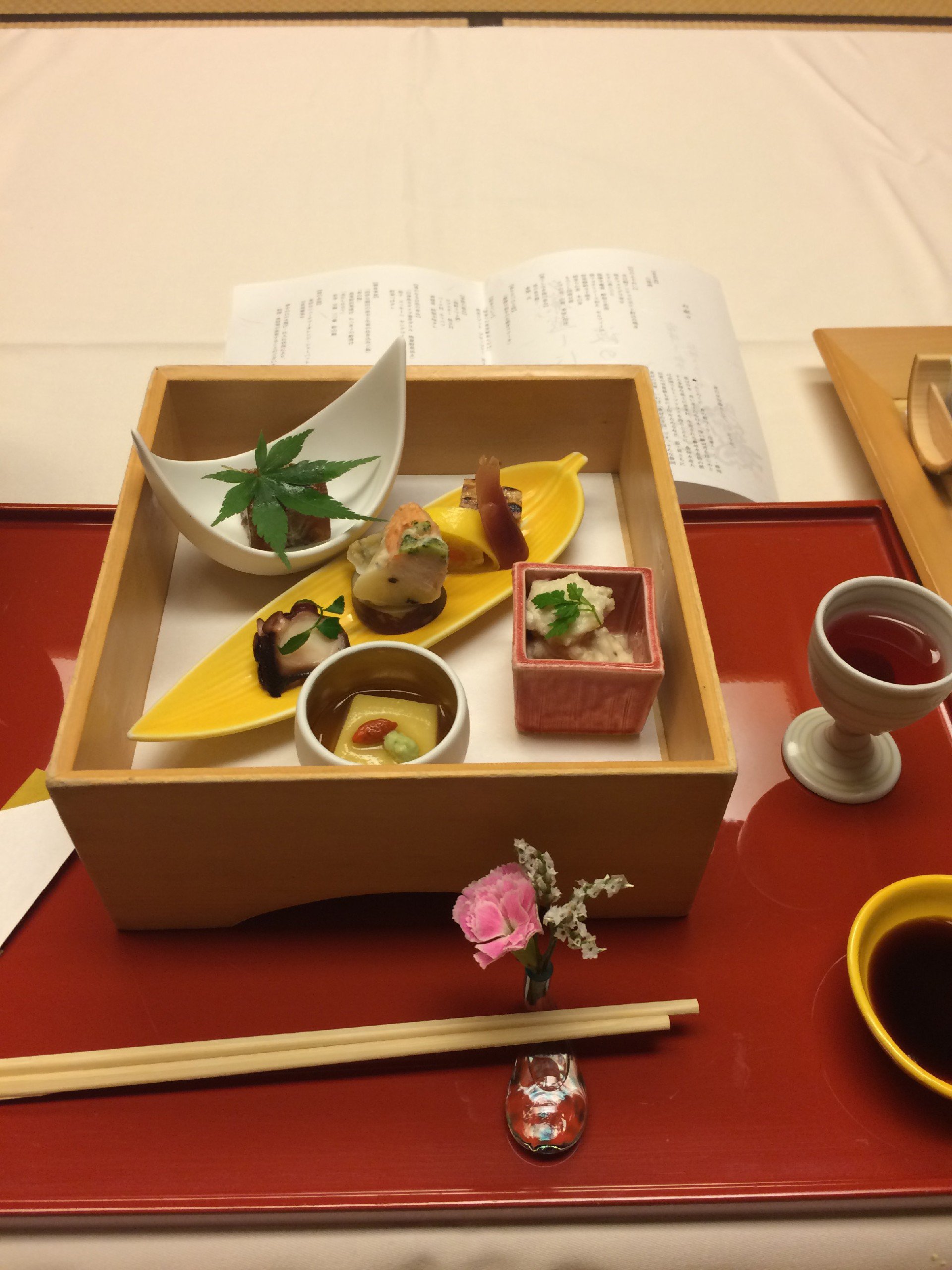 Los ryokan acostumbran a incluir cenas kaiseki y desayunos durante la estadía.