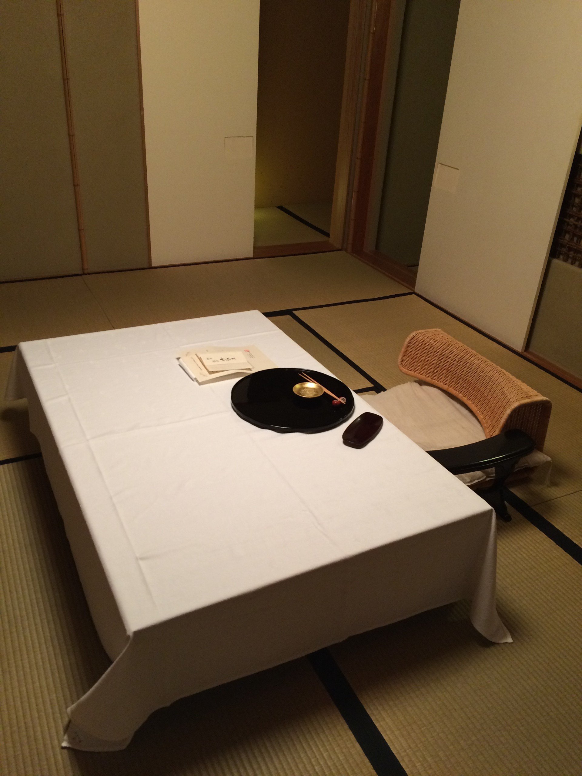 Mesa y silla al nivel del piso en un ryokan, alojamiento tradicional japonés.