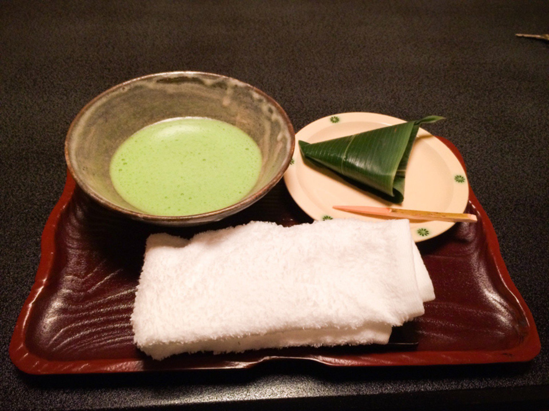 La toalla de mano humeda u Oshibori se considera una cordialidad hacía el comensal.