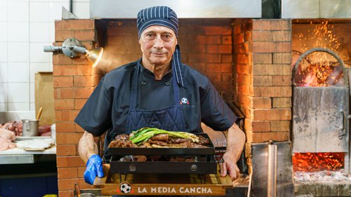 restaurante-la-media-cancha--zona-9-guatemala-dueño-cocinando