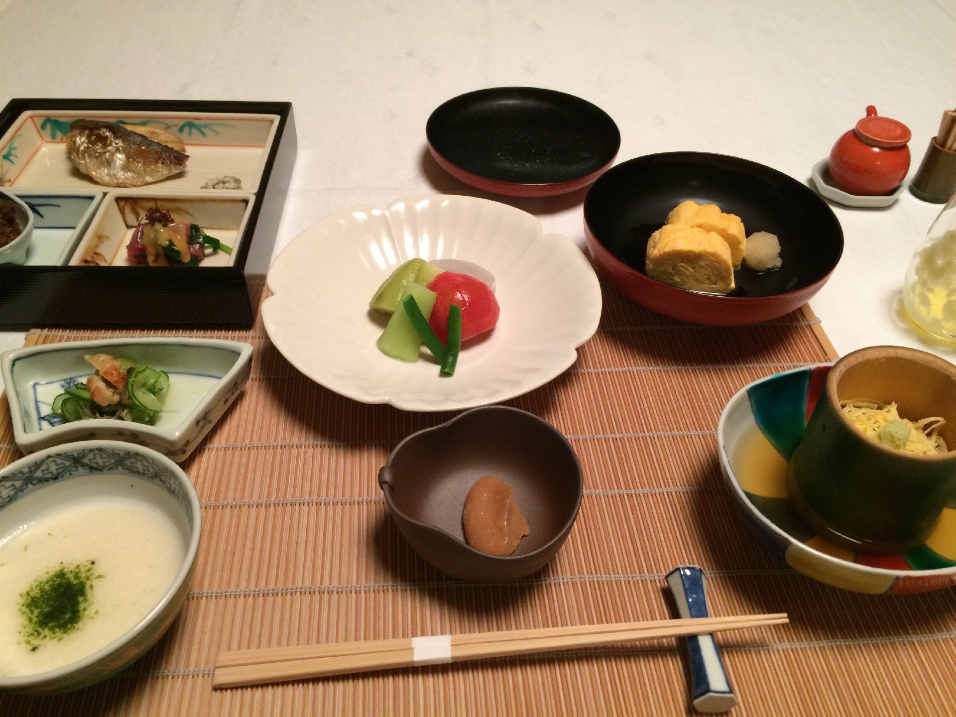 La variedad de platos en una cena Kaiseki simboliza abundancia y fortuna.